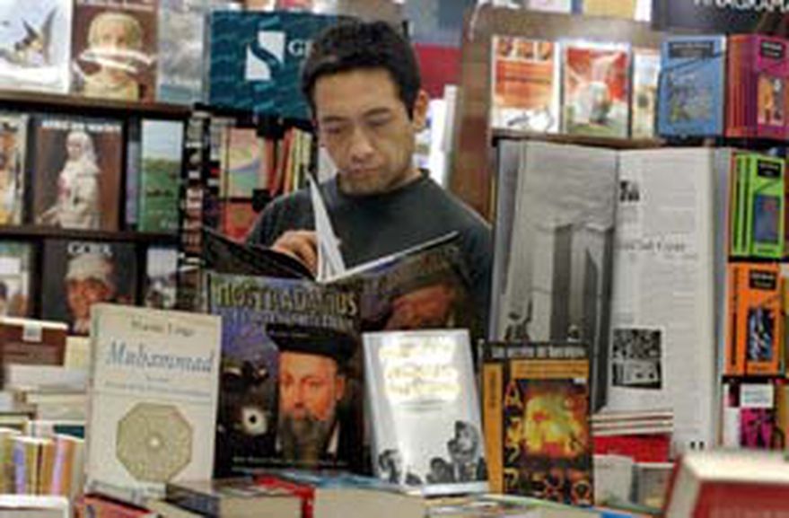 Las librerias despliegan los textos de Nostradamus uno de los mas pedidos